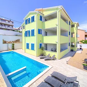 Mali Nono , Salatić Croazia